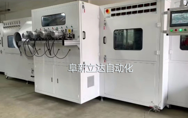 PJ-8八槍雙面自動噴金機具有自動除塵、智能雙面、整潔美觀、運行穩(wěn)定的特點，阜新立達自動化裝備有限公司